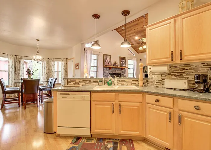 Trail Access On-site! Retreat Near Golf Holiday home *