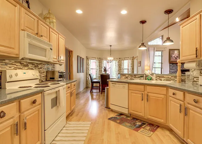 Trail Access On-site! Retreat Near Golf *